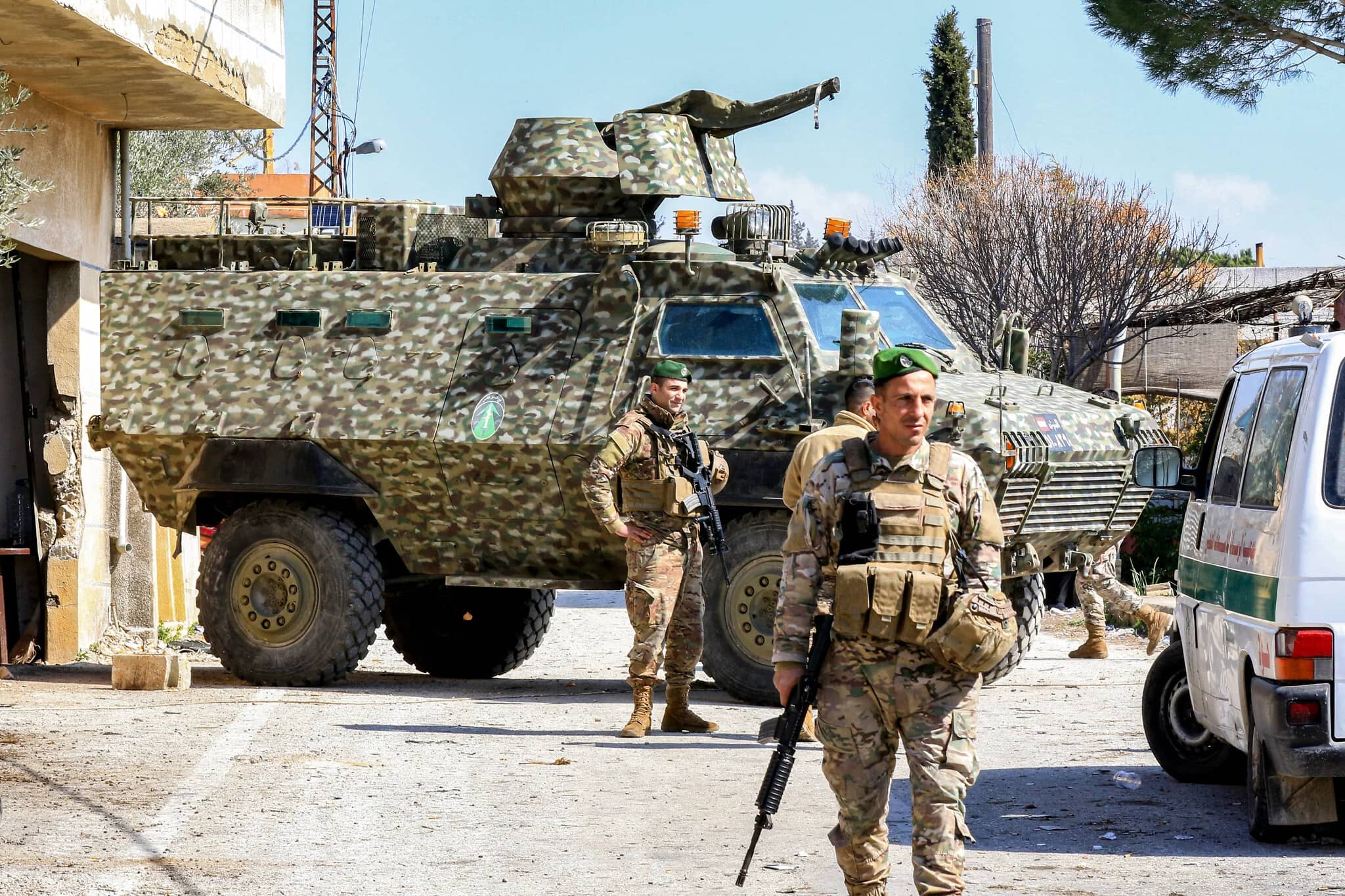 الجيش اللبناني: ضبطنا 26 لبنانيا وفلسطينيا واحدا لحيازتهم أسلحة وذخائر بصورة غير قانونية