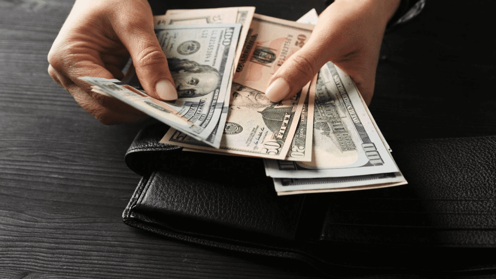 الدار - ارتفع الدولار مقابل معظم العملات الأخرى، إذ أدى تجدد حرب إيرا