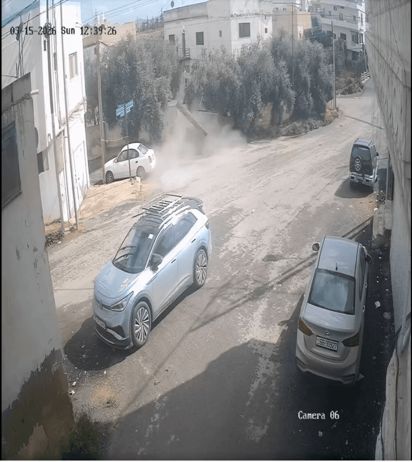 لقطات صادمة لسقوط شظية صاروخية قرب أحد الأشخاص في الرمثا