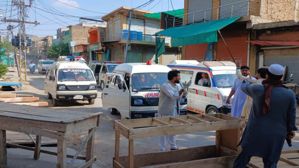 قالت الشرطة الباكستانية الجمعة إن 16 على الأقل، بينهم خمسة من أفرادها،