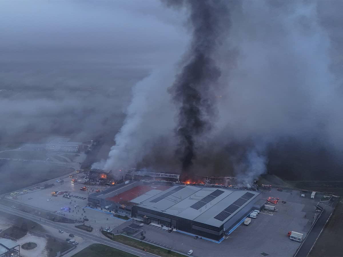 حريق هائل يلتهم مصنعاً للبسكويت ويخلف ضحايا ومفقودين في اليونان