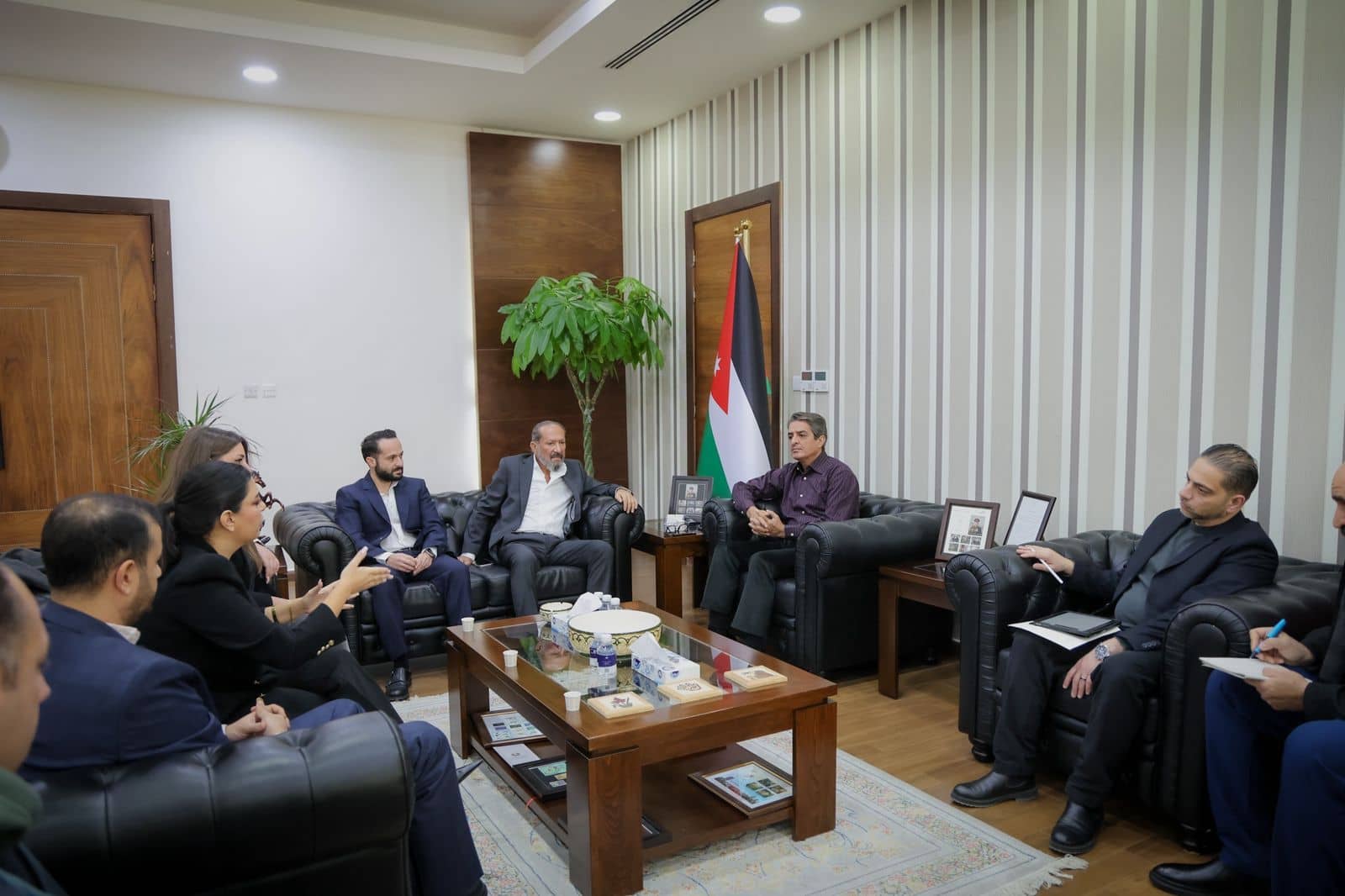 اتفاقية تعاون بين وزارة الشباب وبيتزا القيصر لتجديد 3 ملاعب كرة قدم في مختلف محافظات المملكة