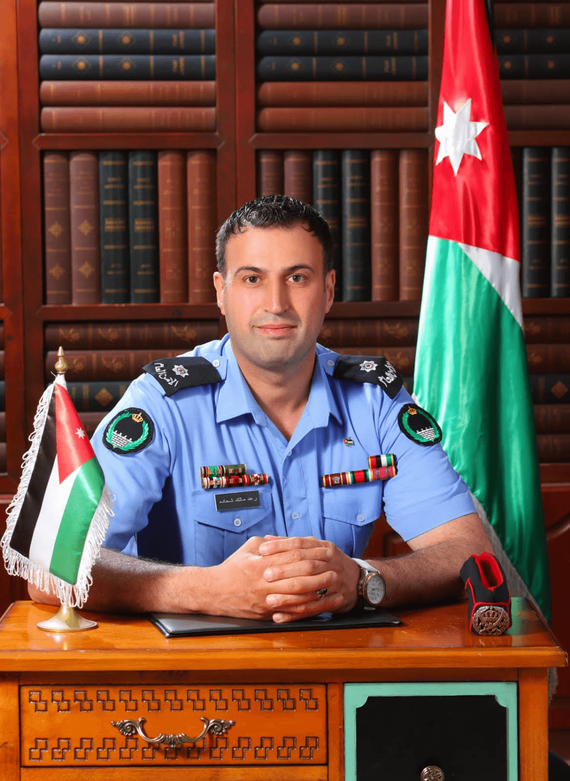 الدار - في موقف يجسد معنى النخوة والشهامة، قام الضابط رعد صمادي واثنا