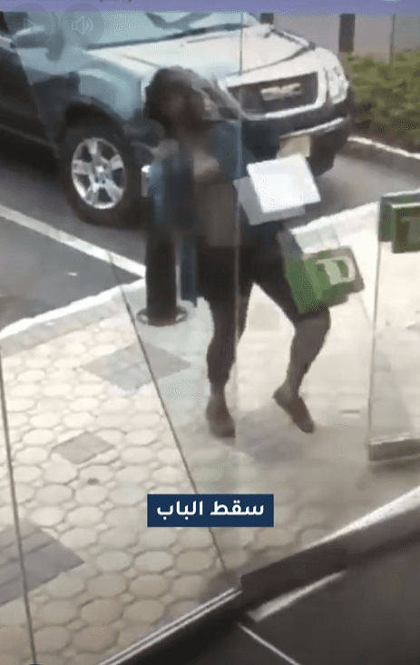 إصابة سيدة بعد سقوط باب داخل أحد البنوك