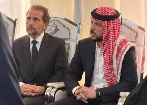 ولي العهد والملكة رانيا يقدمان واجب العزاء بشهداء الوطن في بلدة حمود بالكرك