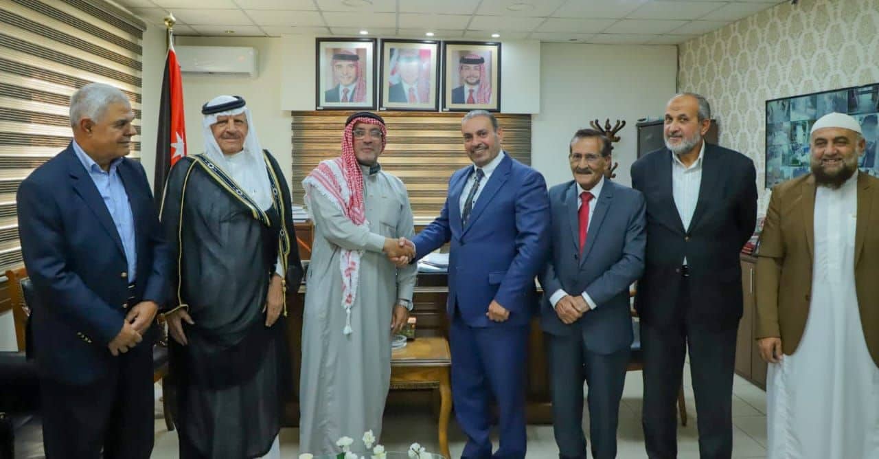 الأوقاف تكرم موظفاً بعد تبليغه عن جسم مشبوه في الرمثا