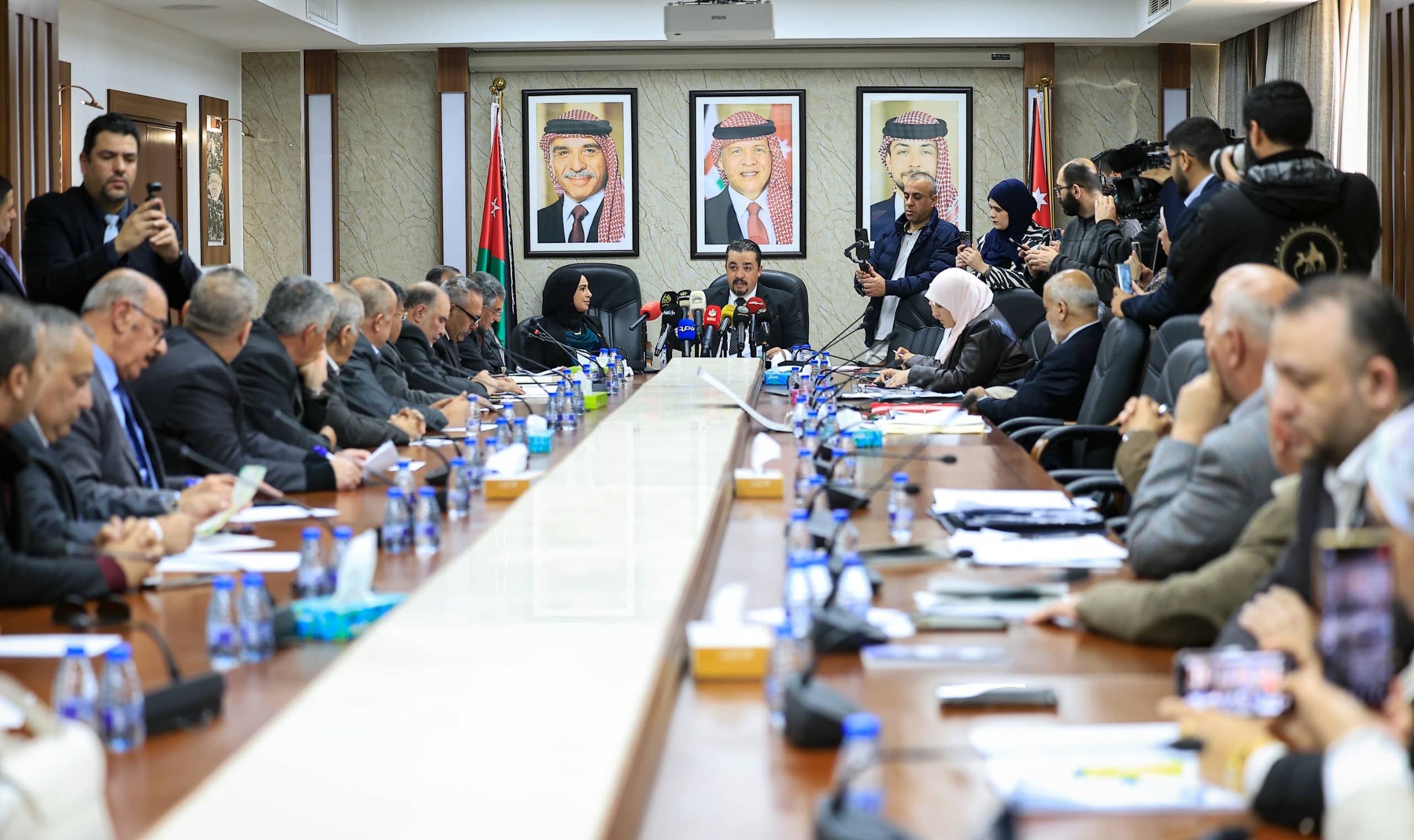 "العمل النيابية" تبحث "معدل الضمان" مع نقابة الممرضين والمتقاعدين