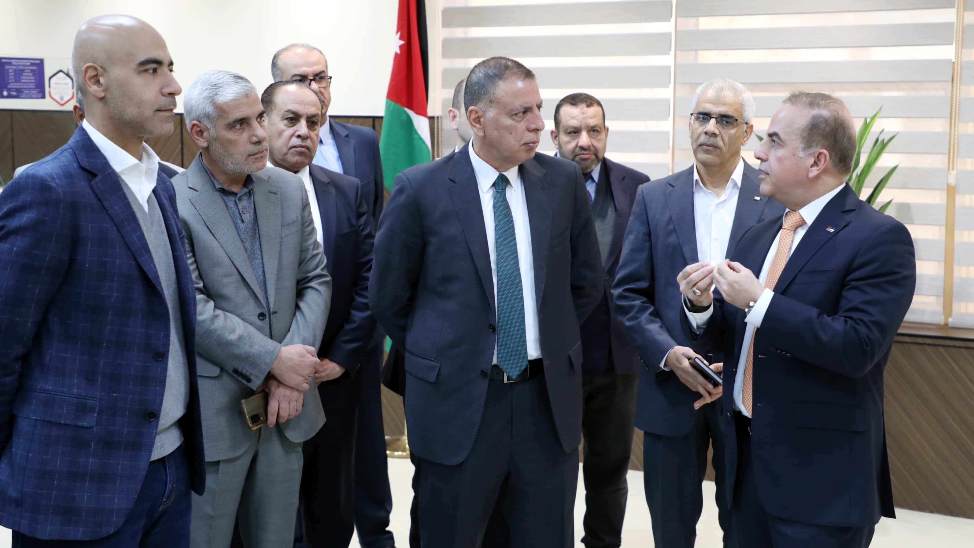 الدار - افتتح وزير الداخلية، مازن الفراية، اليوم الاثنين، مكتب الخدمة