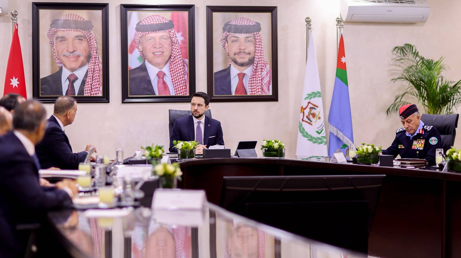 ولي العهد يؤكد خلال زيارته وزارة الداخلية أهمية التنسيق بين المؤسسات خلال التطورات الإقليمية