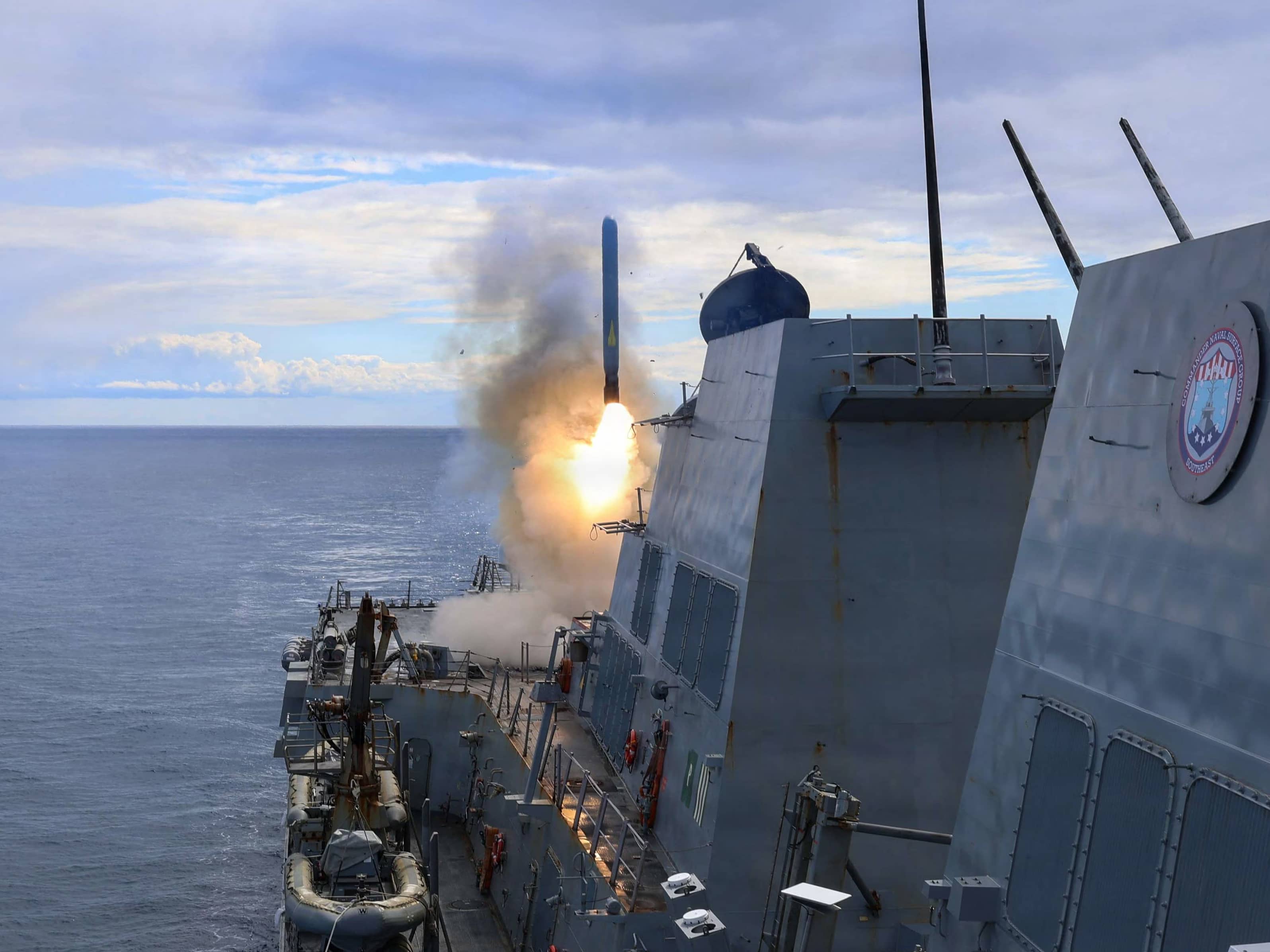 القوات الأمريكية تفرض حصاراً بحرياً شاملاً على الموانئ الإيرانية