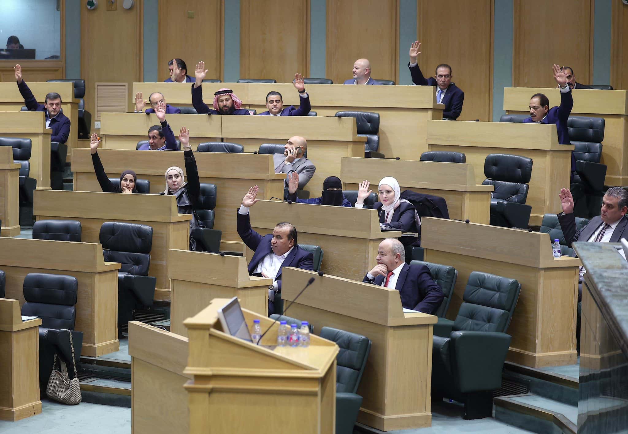 الدار - نجح مقترحا نيابيا واحدا فقط من أصل 271 مقترحاً نيابياً قُدمت خ