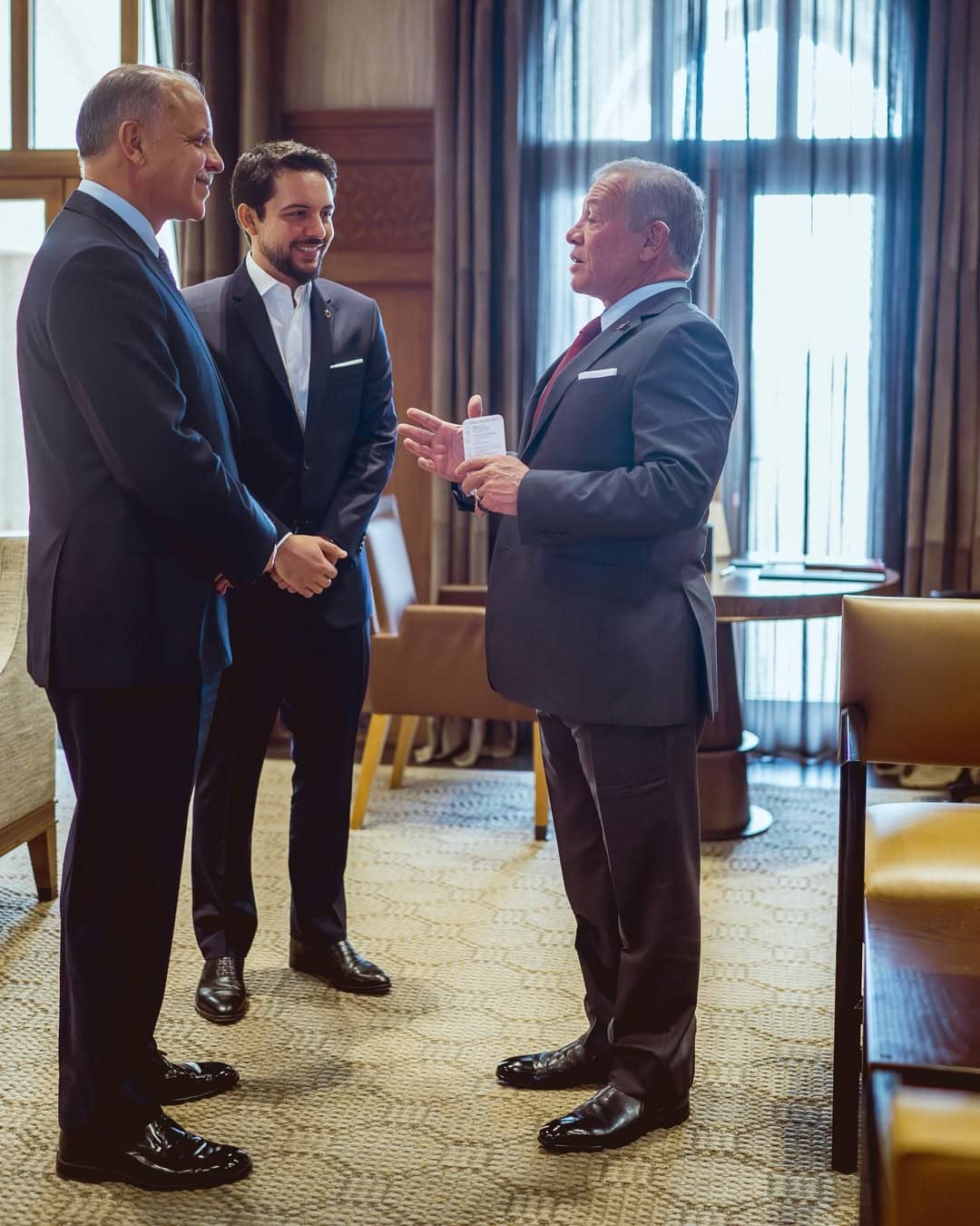 الديوان الملكي ينشر صورة للملك وولي العهد والأمير فيصل قبيل اجتماع لمجلس السياسات