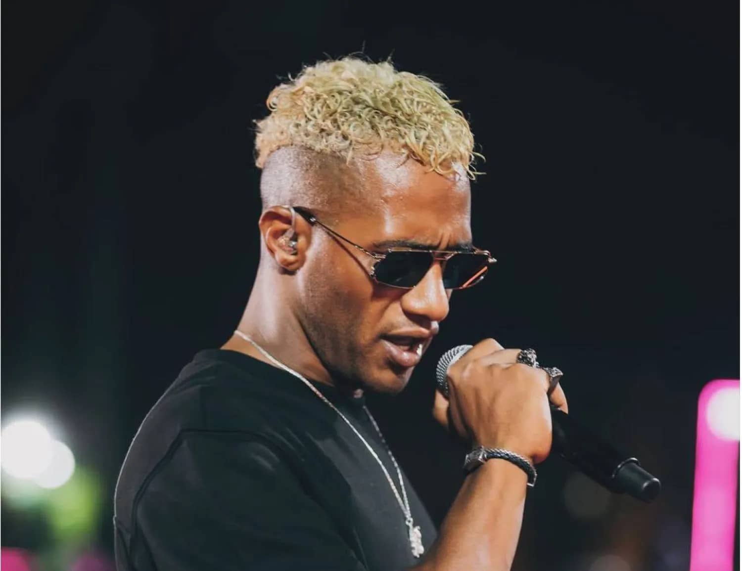 محمد رمضان يهين مهندس الصوت أمام الجمهور (فيديو)