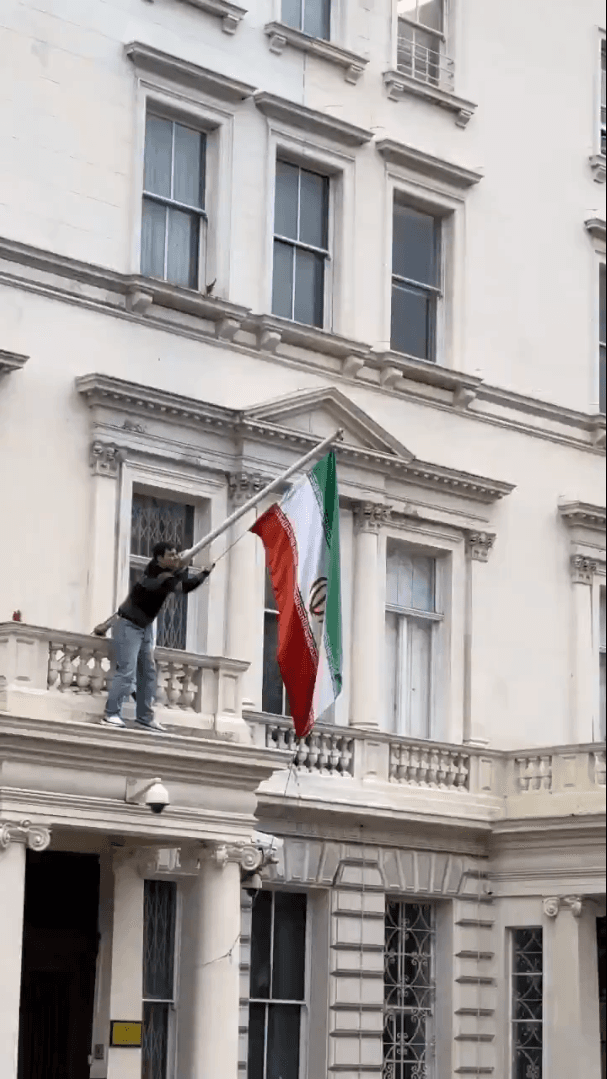 اقتحام سفارة إيران في لندن ورفع علم ما قبل الثورة