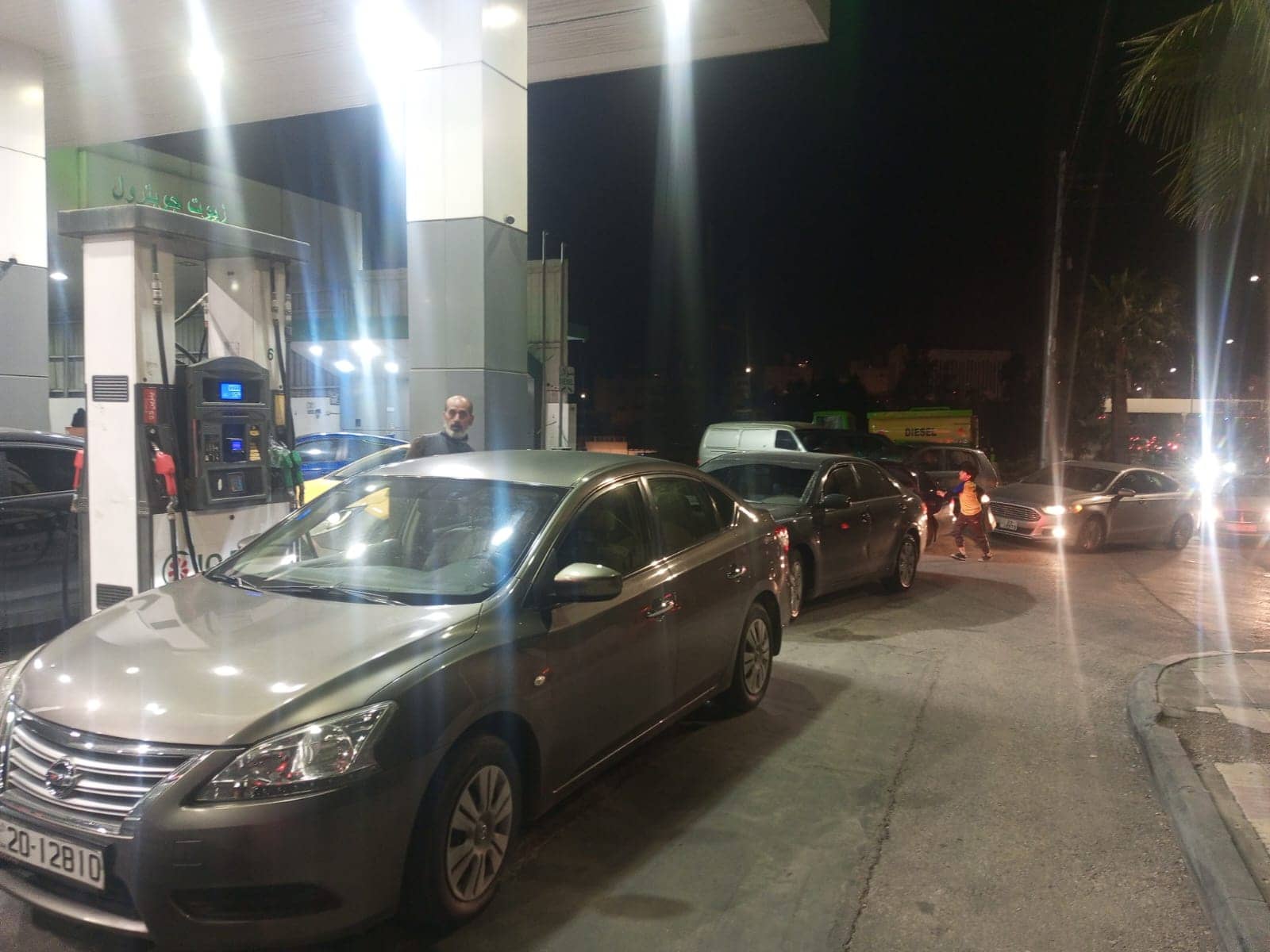 بالفيديو.. الأردنيون يتهافتون على محطات المحروقات قبيل دقائق من تعديل التسعيرة