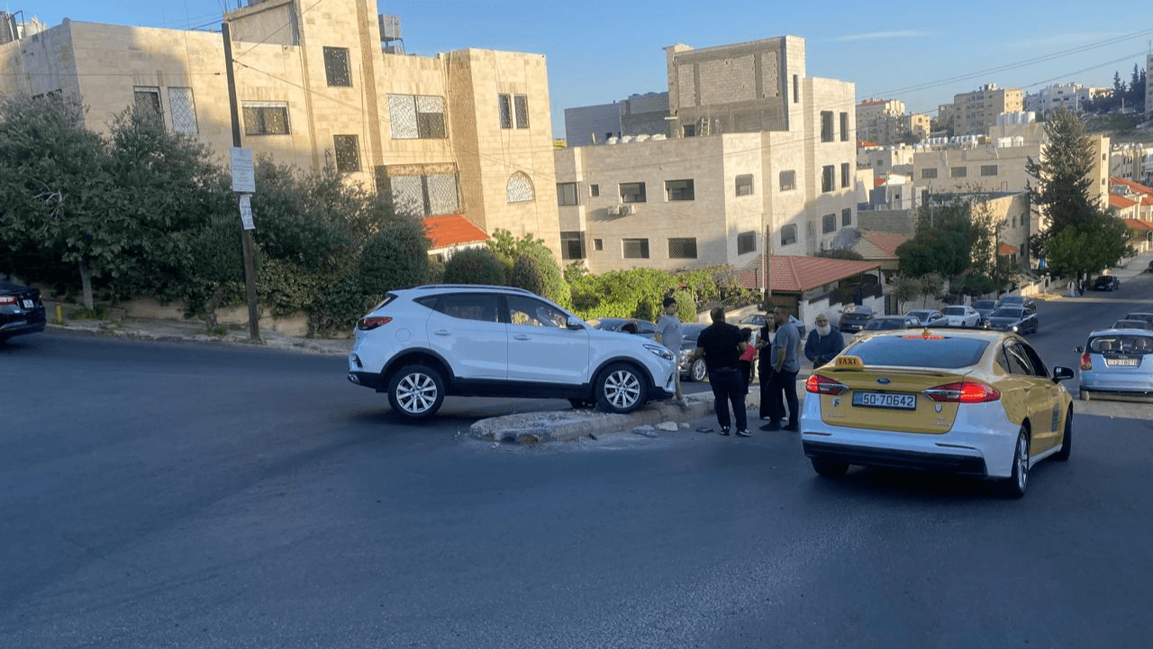 أهالي حي الخرابشة يطالبون بتقصير جزيرة وسطية في شارع سواد بن عمرو
