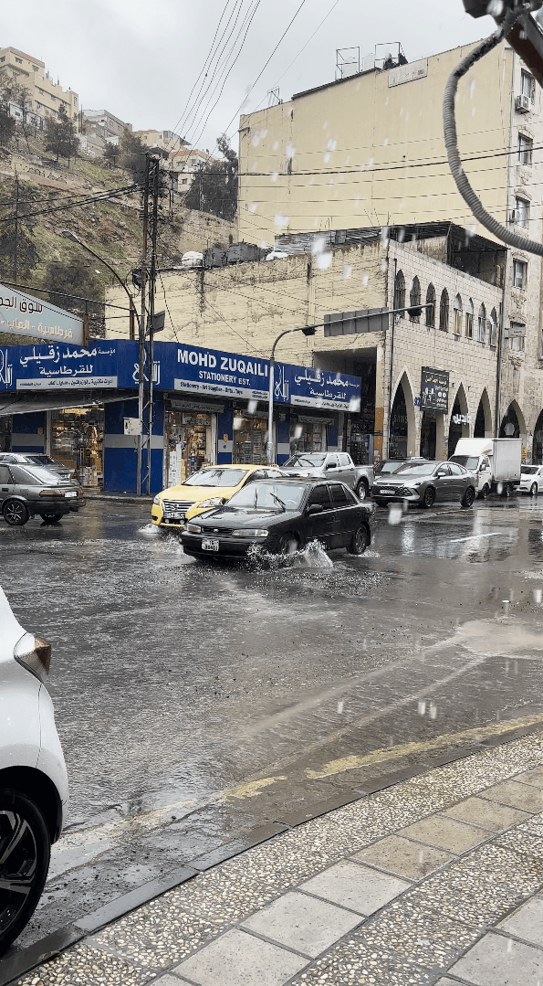 "كل حفرة بتربحك كفّة".. سائقو العمومي يشتكون رداءة الطرق في العاصمة