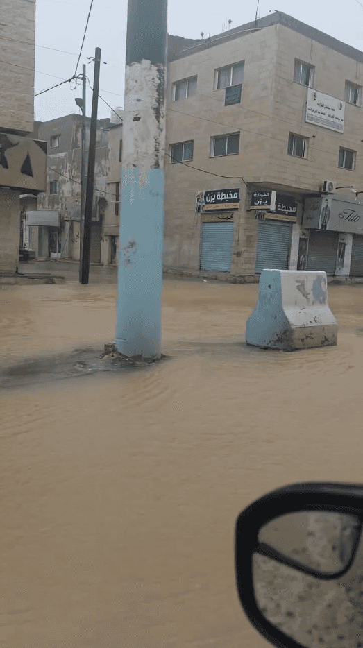 ارتفاع منسوب المياه في أحد شوارع منطقة مؤتة بالكرك