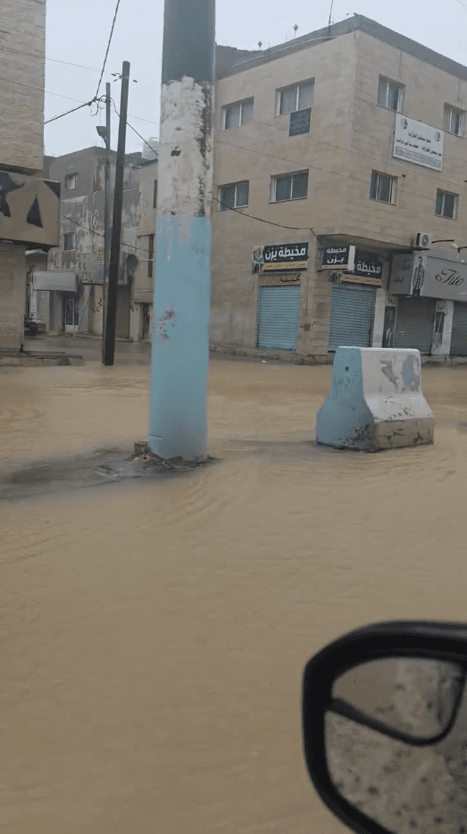 ارتفاع منسوب المياه في أحد شوارع منطقة مؤتة بالكرك