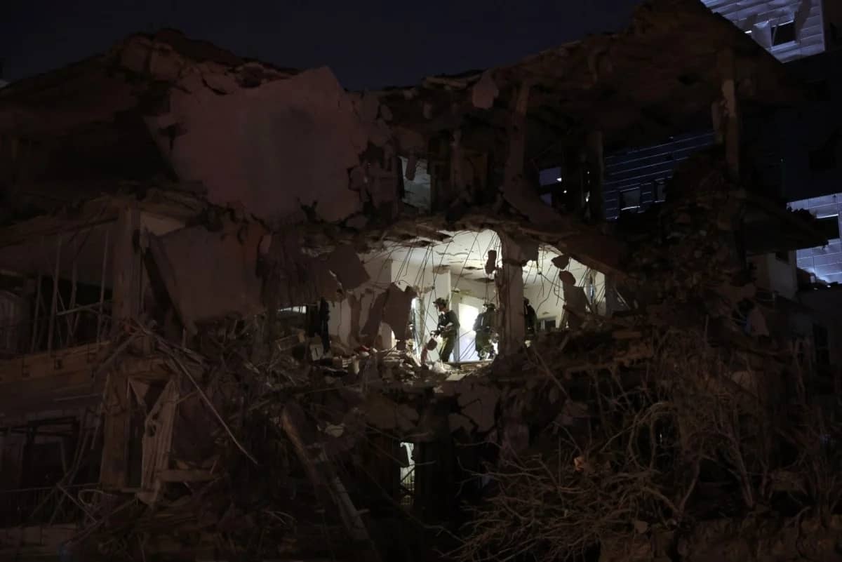 إعلام عبري: سقوط شظايا صاروخ عنقودي أطلق من إيران في منطقة بني براك